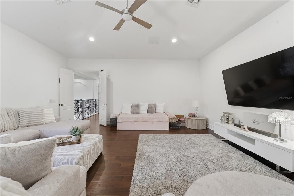For Sale: $2,599,000 (5 beds, 6 baths, 5323 Square Feet)