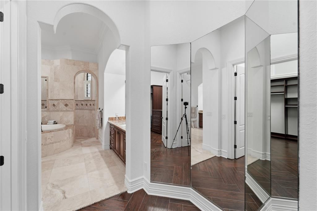 For Sale: $2,599,000 (5 beds, 6 baths, 5323 Square Feet)