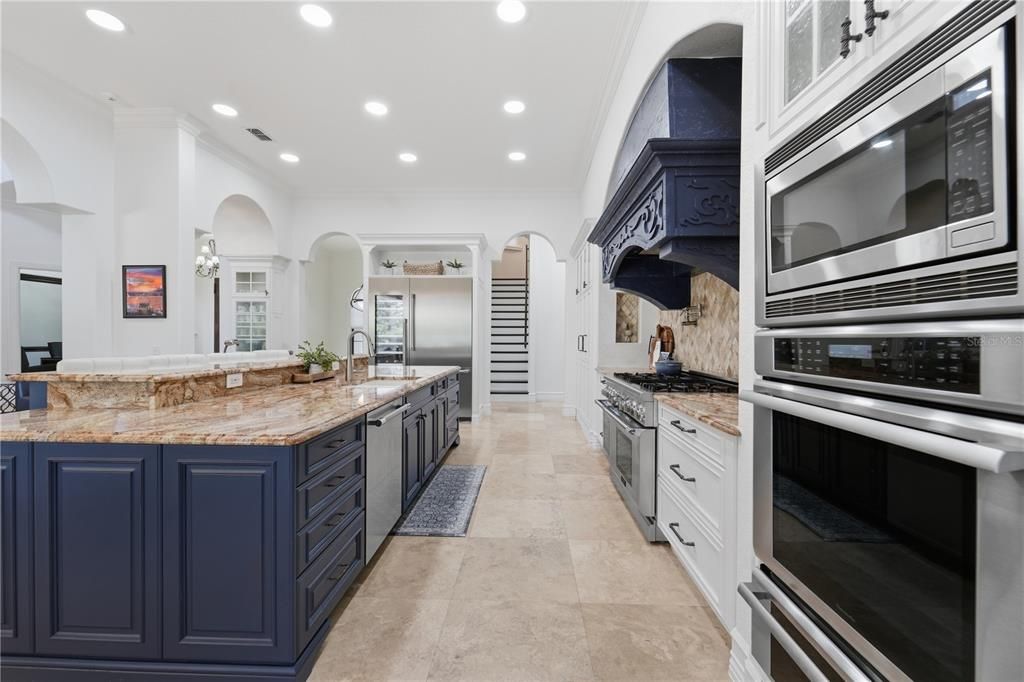 For Sale: $2,599,000 (5 beds, 6 baths, 5323 Square Feet)