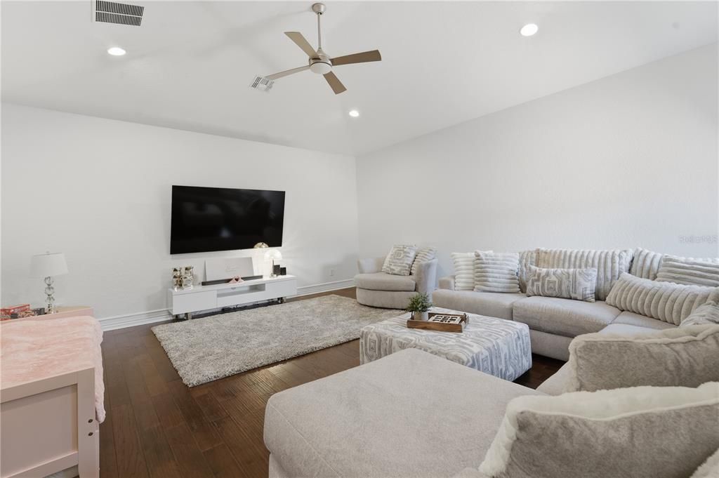 For Sale: $2,599,000 (5 beds, 6 baths, 5323 Square Feet)