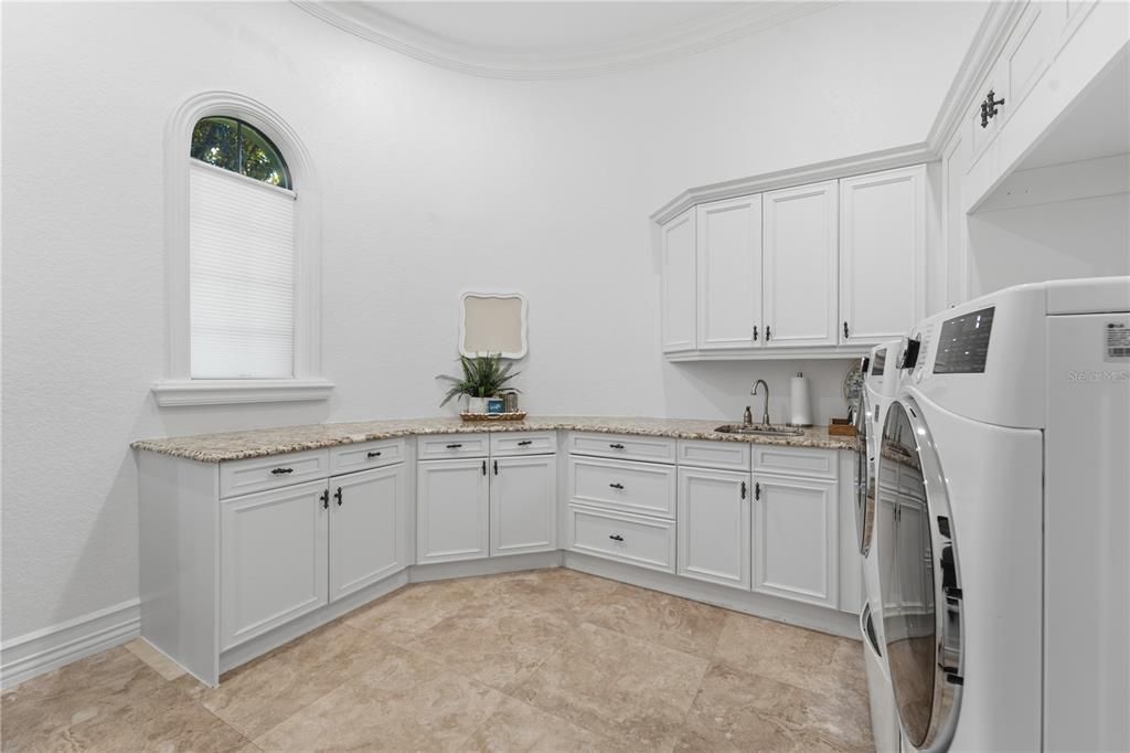 For Sale: $2,599,000 (5 beds, 6 baths, 5323 Square Feet)