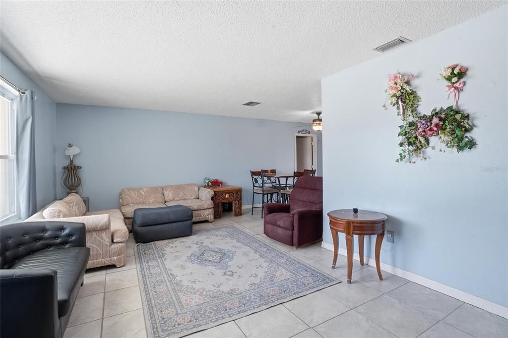 En Venta: $399,000 (3 camas, 2 baños, 2368 Pies cuadrados)