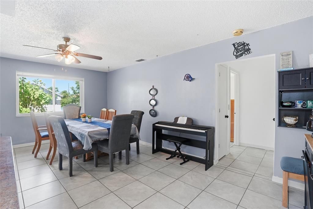 En Venta: $399,000 (3 camas, 2 baños, 2368 Pies cuadrados)