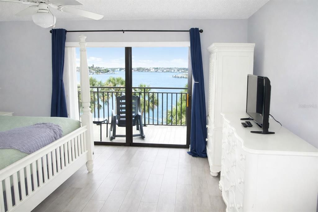 For Sale: $735,000 (2 beds, 2 baths, 1250 Square Feet)