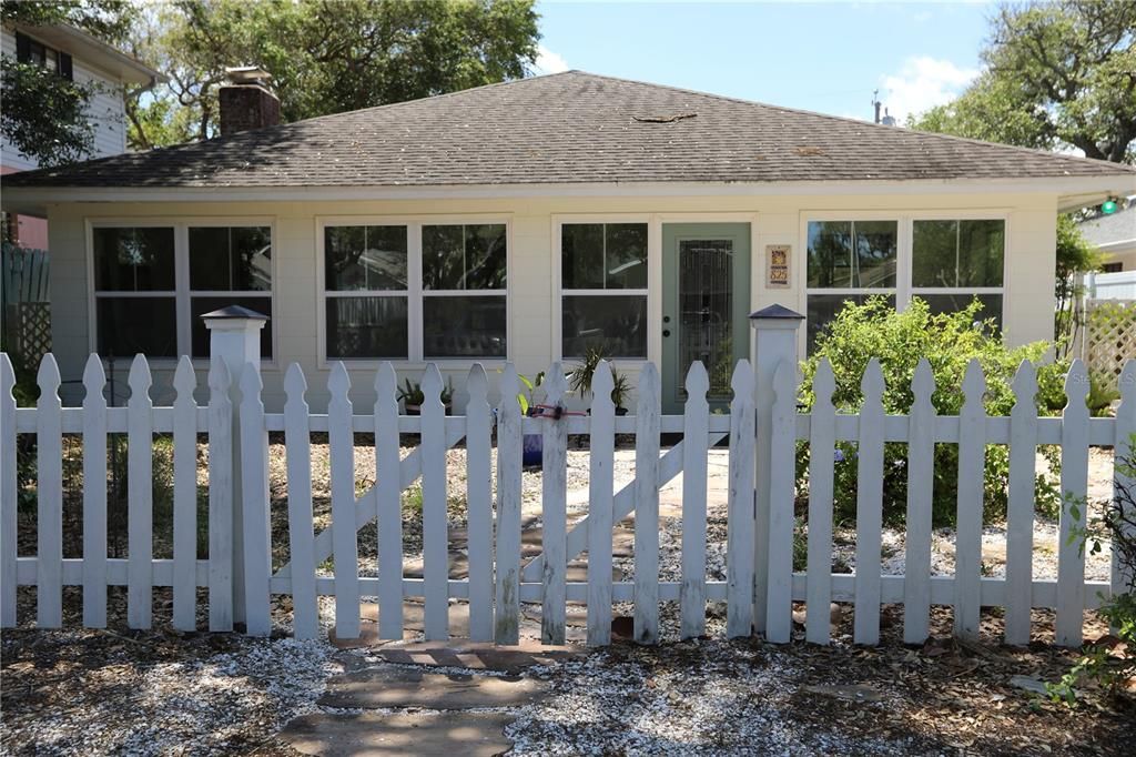 Active With Contract: $589,500 (3 beds, 2 baths, 1462 Square Feet)
