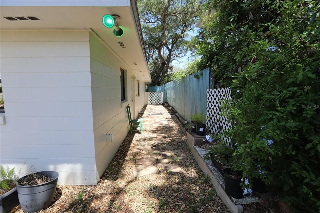 Active With Contract: $589,500 (3 beds, 2 baths, 1462 Square Feet)