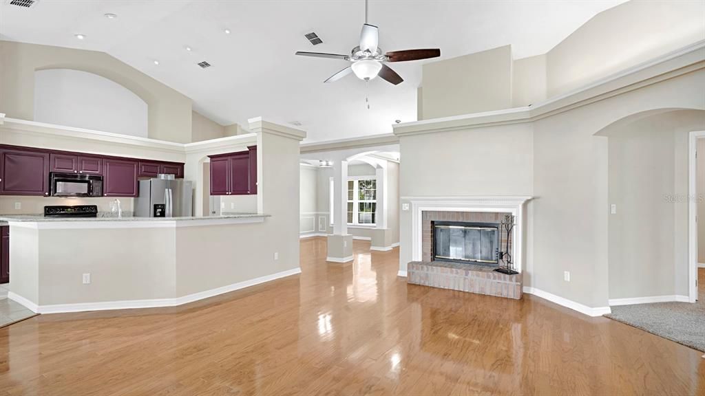 合同活跃: $405,000 (4 贝兹, 3 浴室, 2069 平方英尺)