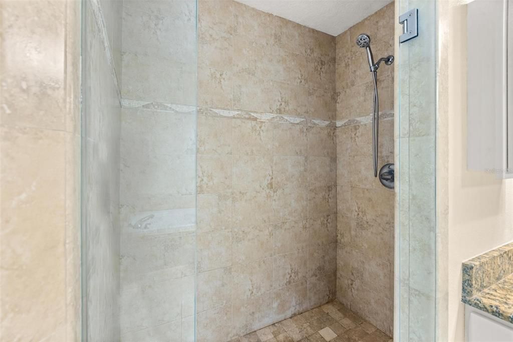 Activo con contrato: $3,500 (4 camas, 3 baños, 2650 Pies cuadrados)
