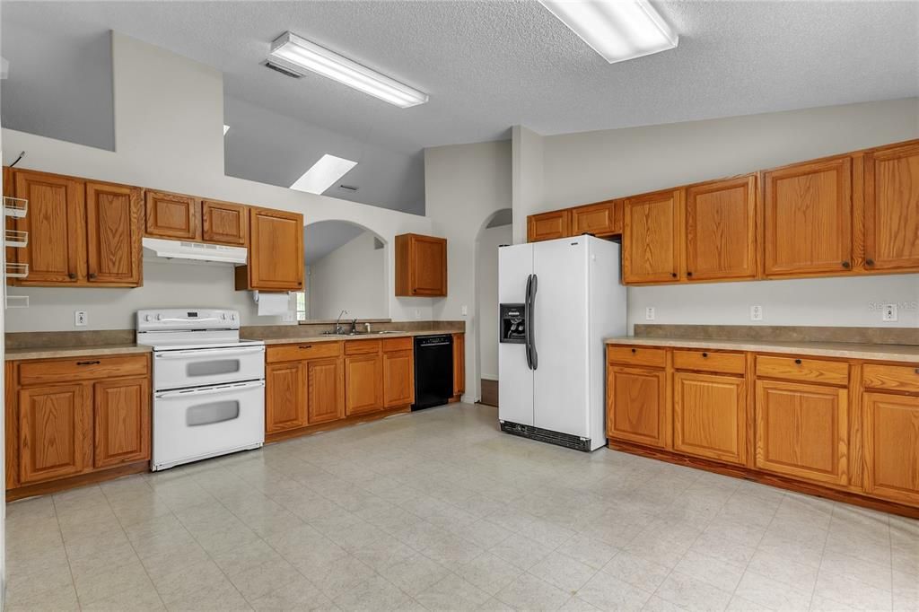For Sale: $300,000 (4 beds, 2 baths, 1889 Square Feet)