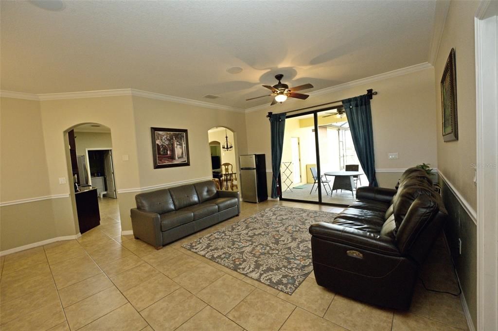 En Venta: $399,000 (4 camas, 2 baños, 2059 Pies cuadrados)