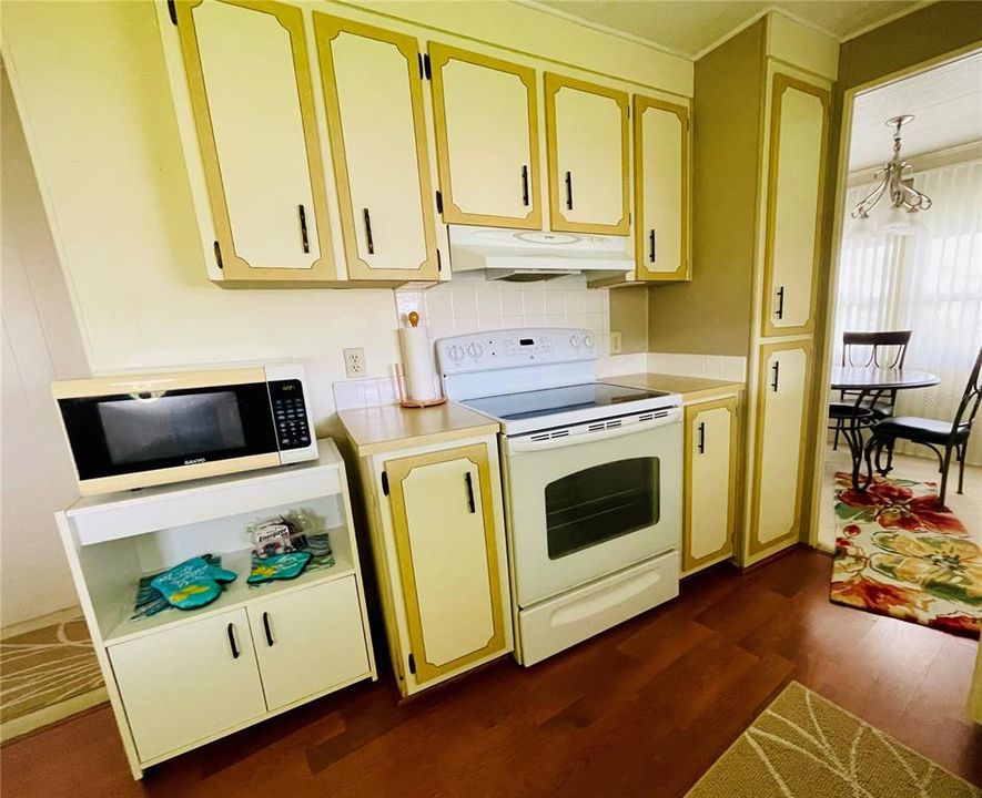 Под контрактом: $140,000 (2 спален, 2 ванн, 864 Квадратных фут)