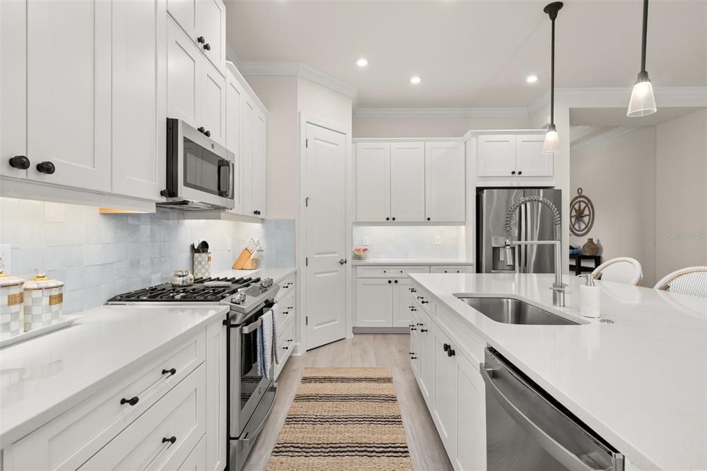 Activo con contrato: $834,900 (3 camas, 3 baños, 2087 Pies cuadrados)