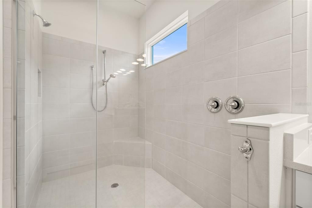 Activo con contrato: $834,900 (3 camas, 3 baños, 2087 Pies cuadrados)