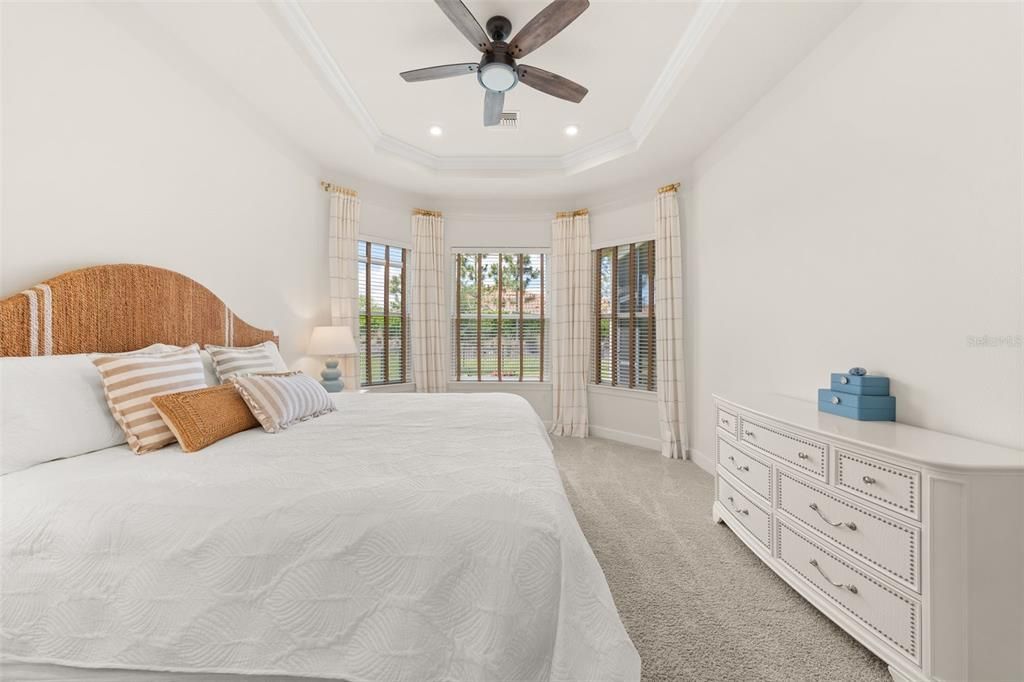 Activo con contrato: $834,900 (3 camas, 3 baños, 2087 Pies cuadrados)