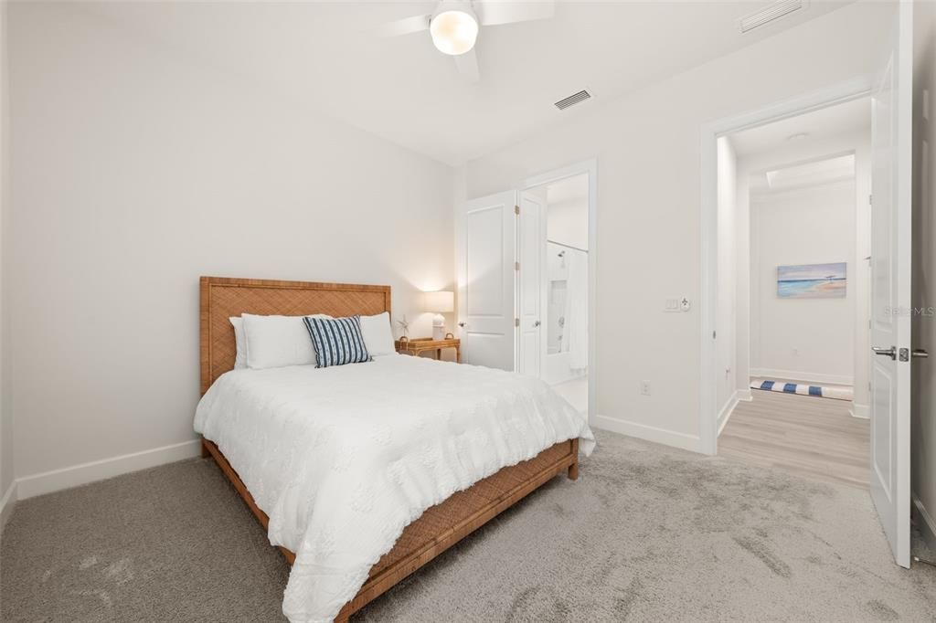 Activo con contrato: $834,900 (3 camas, 3 baños, 2087 Pies cuadrados)