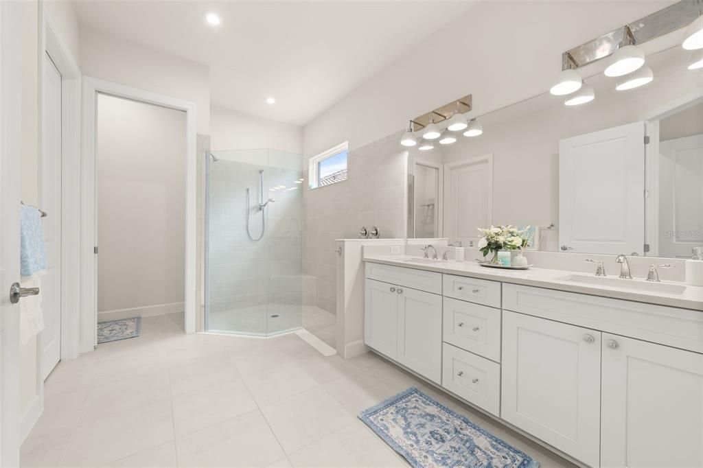 Activo con contrato: $834,900 (3 camas, 3 baños, 2087 Pies cuadrados)