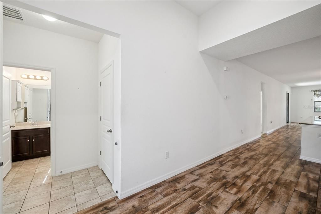 Под контрактом: $345,000 (4 спален, 3 ванн, 1859 Квадратных фут)