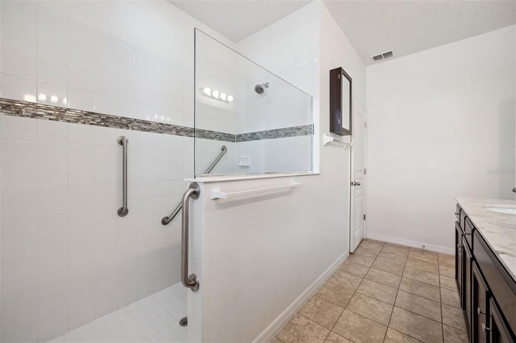 Под контрактом: $345,000 (4 спален, 3 ванн, 1859 Квадратных фут)
