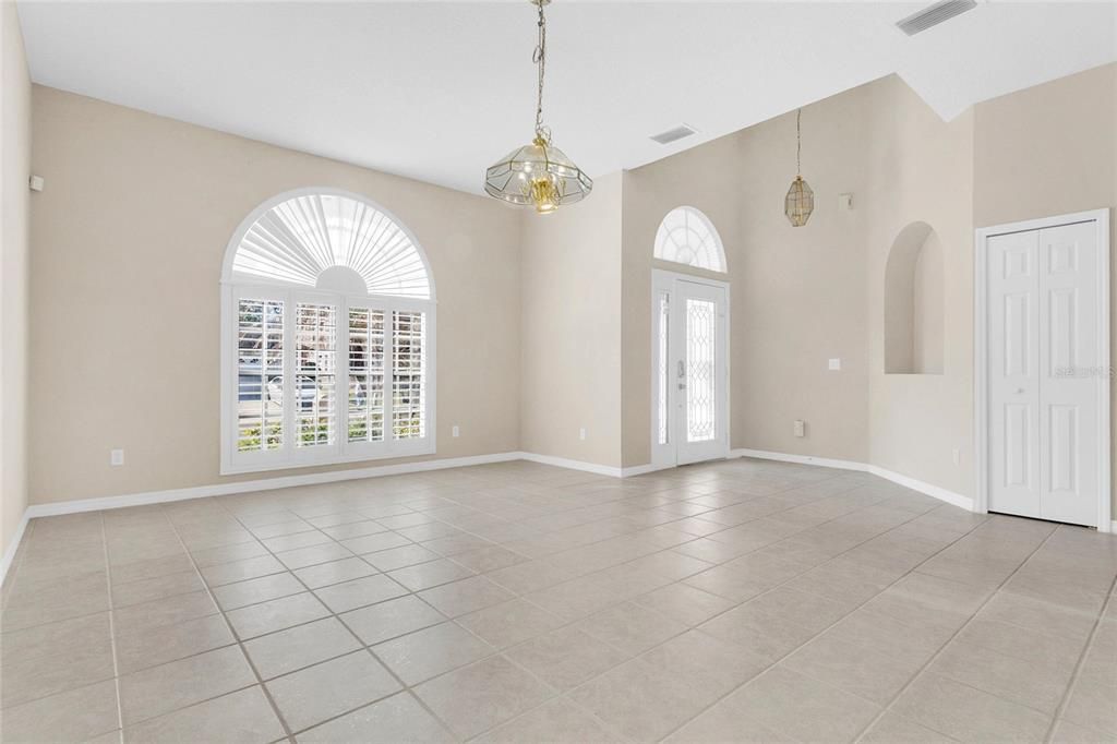 Activo con contrato: $449,900 (4 camas, 3 baños, 1970 Pies cuadrados)