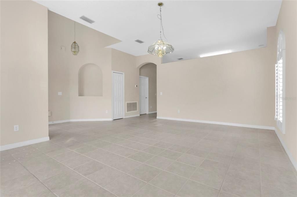 Activo con contrato: $449,900 (4 camas, 3 baños, 1970 Pies cuadrados)