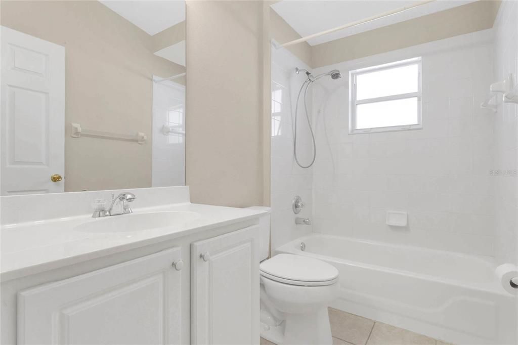 Activo con contrato: $449,900 (4 camas, 3 baños, 1970 Pies cuadrados)