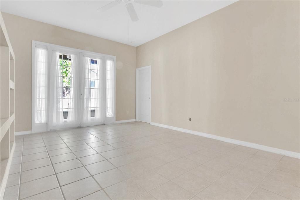 Activo con contrato: $449,900 (4 camas, 3 baños, 1970 Pies cuadrados)