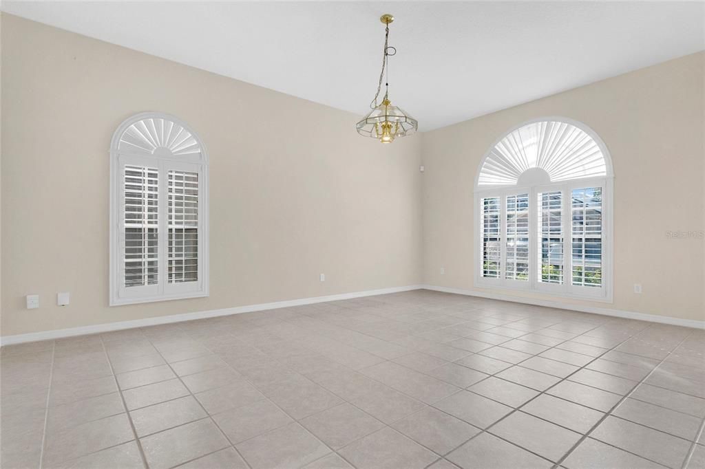 Activo con contrato: $449,900 (4 camas, 3 baños, 1970 Pies cuadrados)