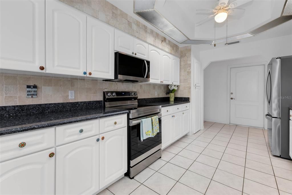 Activo con contrato: $429,900 (3 camas, 2 baños, 2122 Pies cuadrados)