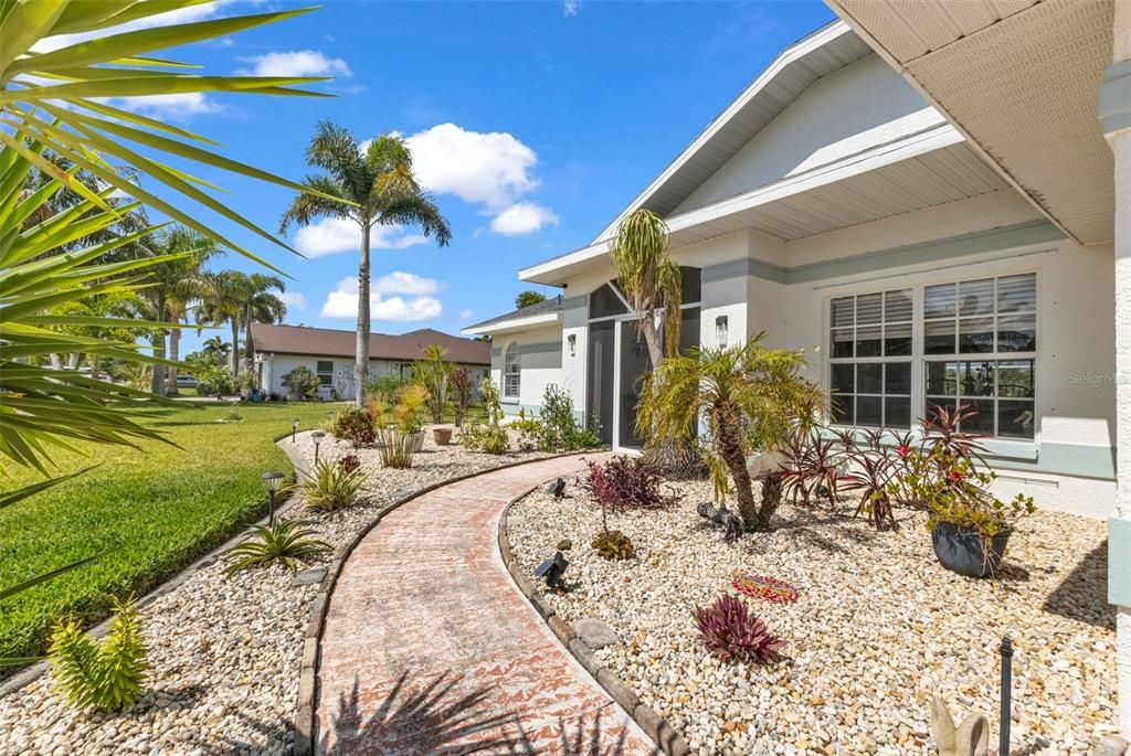 Activo con contrato: $429,900 (3 camas, 2 baños, 2122 Pies cuadrados)