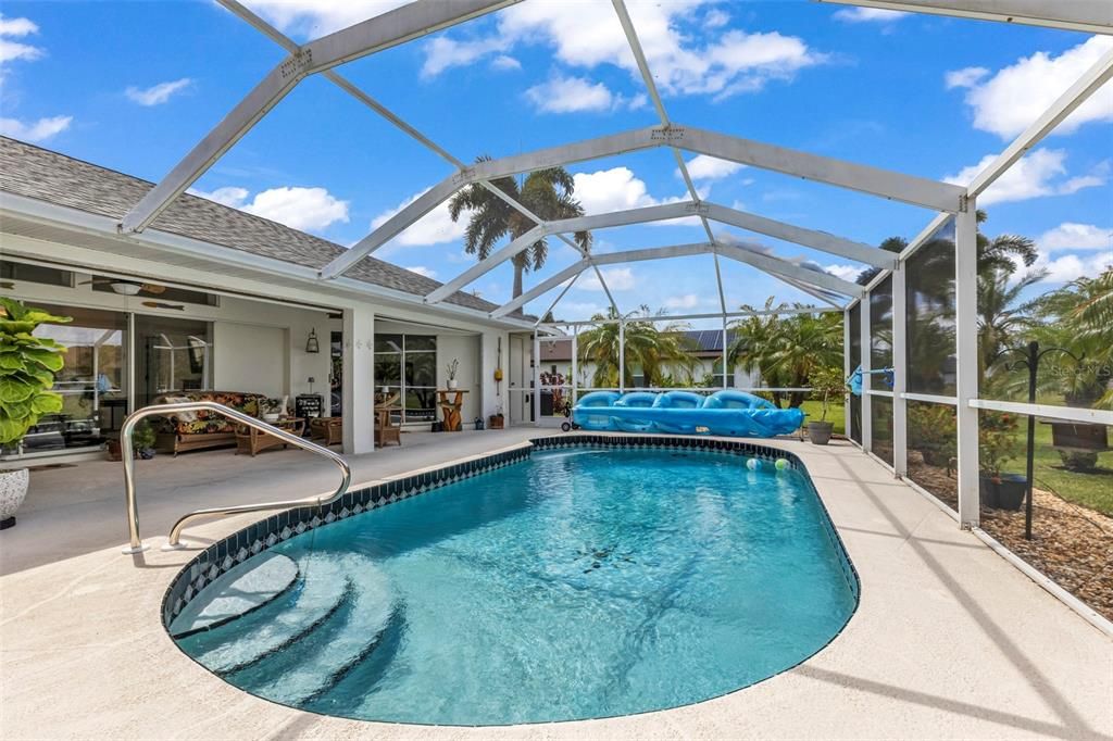 Activo con contrato: $429,900 (3 camas, 2 baños, 2122 Pies cuadrados)