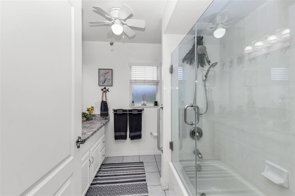 Activo con contrato: $429,900 (3 camas, 2 baños, 2122 Pies cuadrados)