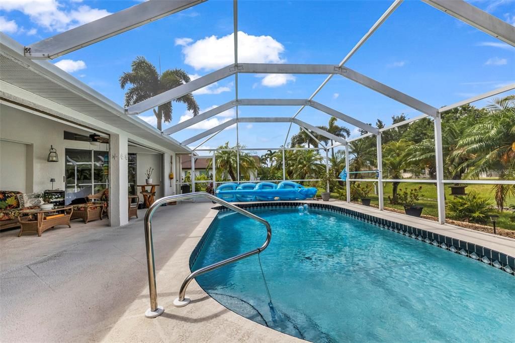Activo con contrato: $429,900 (3 camas, 2 baños, 2122 Pies cuadrados)