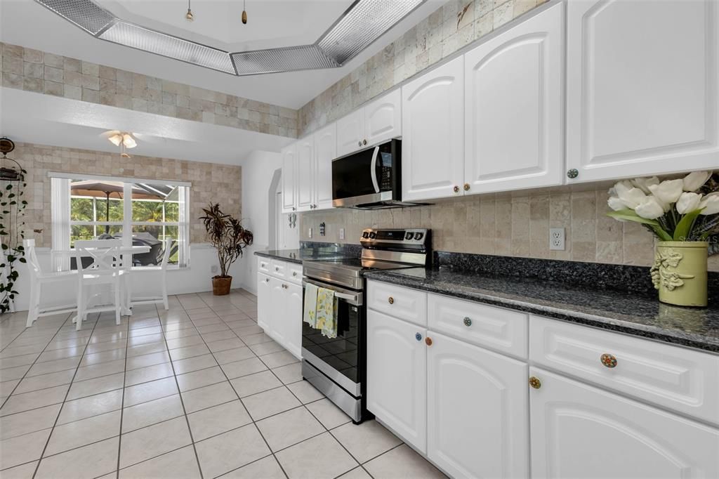 Activo con contrato: $429,900 (3 camas, 2 baños, 2122 Pies cuadrados)