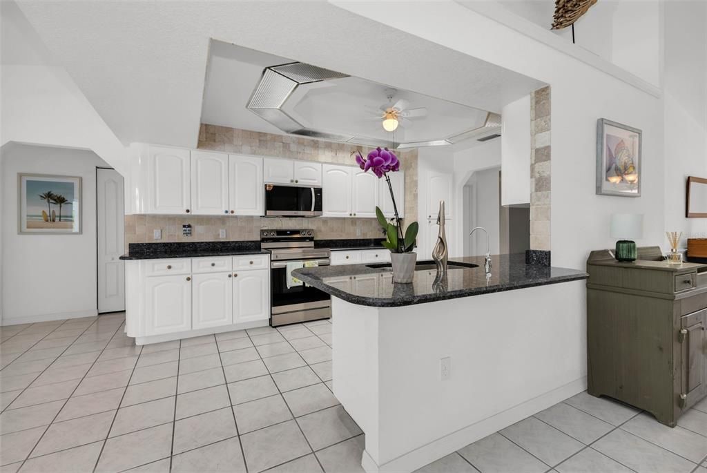 Activo con contrato: $429,900 (3 camas, 2 baños, 2122 Pies cuadrados)