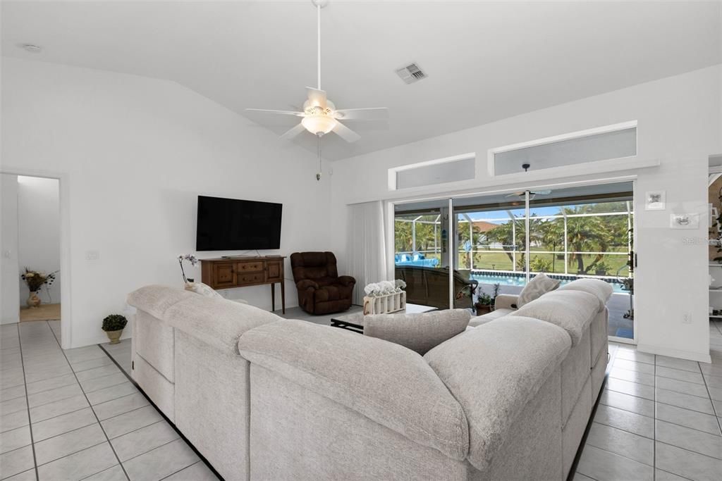 Activo con contrato: $429,900 (3 camas, 2 baños, 2122 Pies cuadrados)