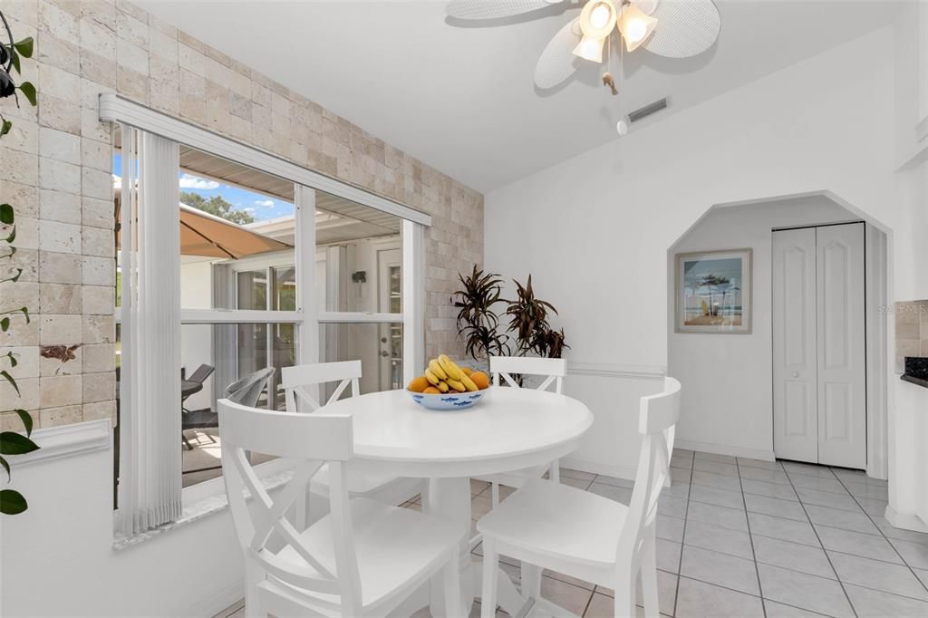 Activo con contrato: $429,900 (3 camas, 2 baños, 2122 Pies cuadrados)