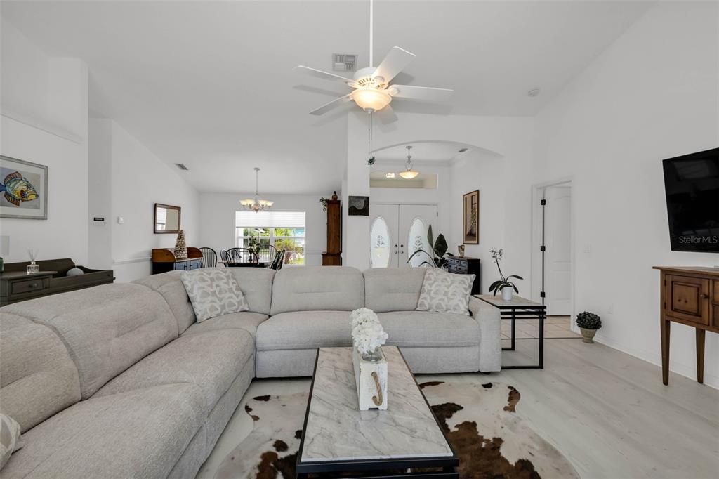 Activo con contrato: $429,900 (3 camas, 2 baños, 2122 Pies cuadrados)