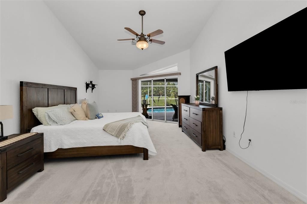 Activo con contrato: $429,900 (3 camas, 2 baños, 2122 Pies cuadrados)