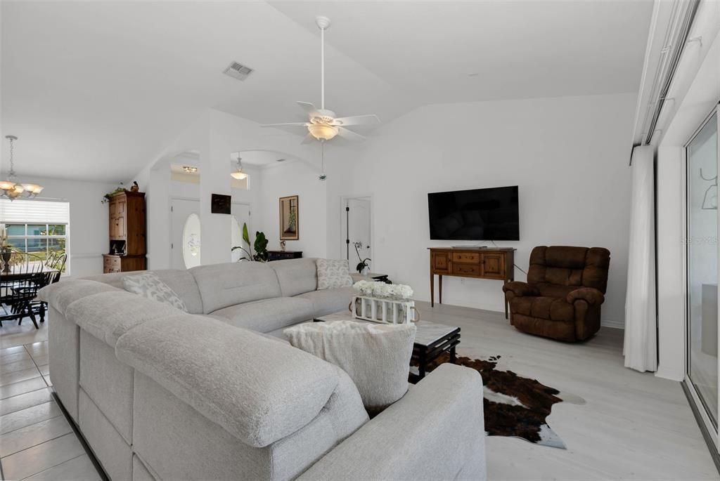 Activo con contrato: $429,900 (3 camas, 2 baños, 2122 Pies cuadrados)