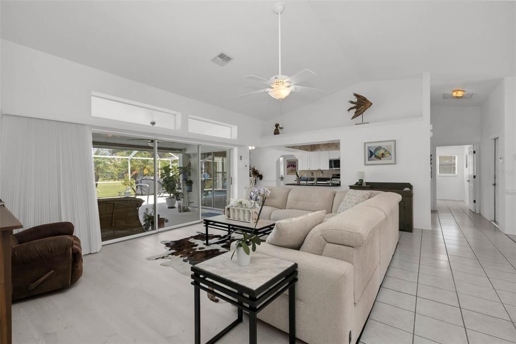 Activo con contrato: $429,900 (3 camas, 2 baños, 2122 Pies cuadrados)