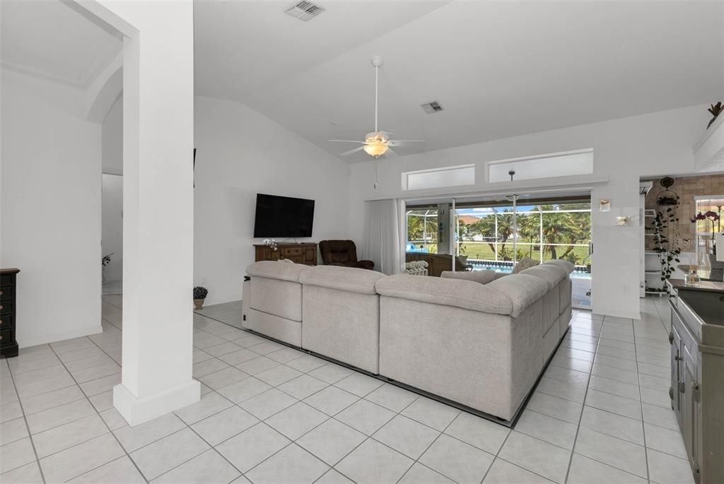 Activo con contrato: $429,900 (3 camas, 2 baños, 2122 Pies cuadrados)