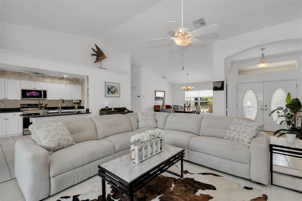 Activo con contrato: $429,900 (3 camas, 2 baños, 2122 Pies cuadrados)