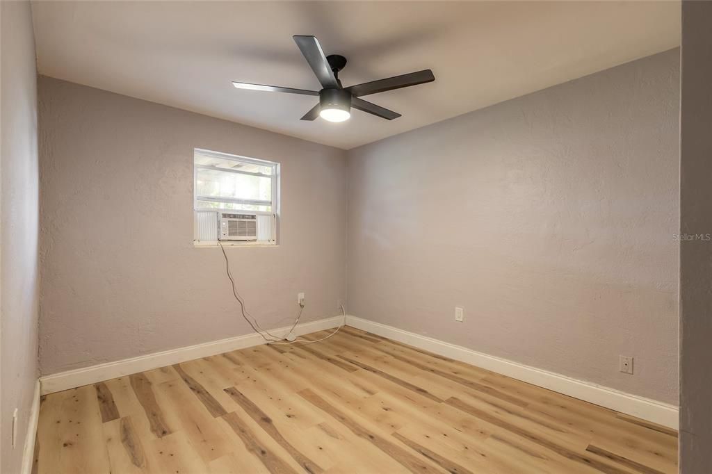 Active With Contract: $175,000 (3 beds, 1 baths, 988 Square Feet)