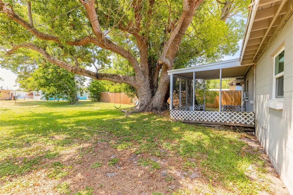 Active With Contract: $175,000 (3 beds, 1 baths, 988 Square Feet)