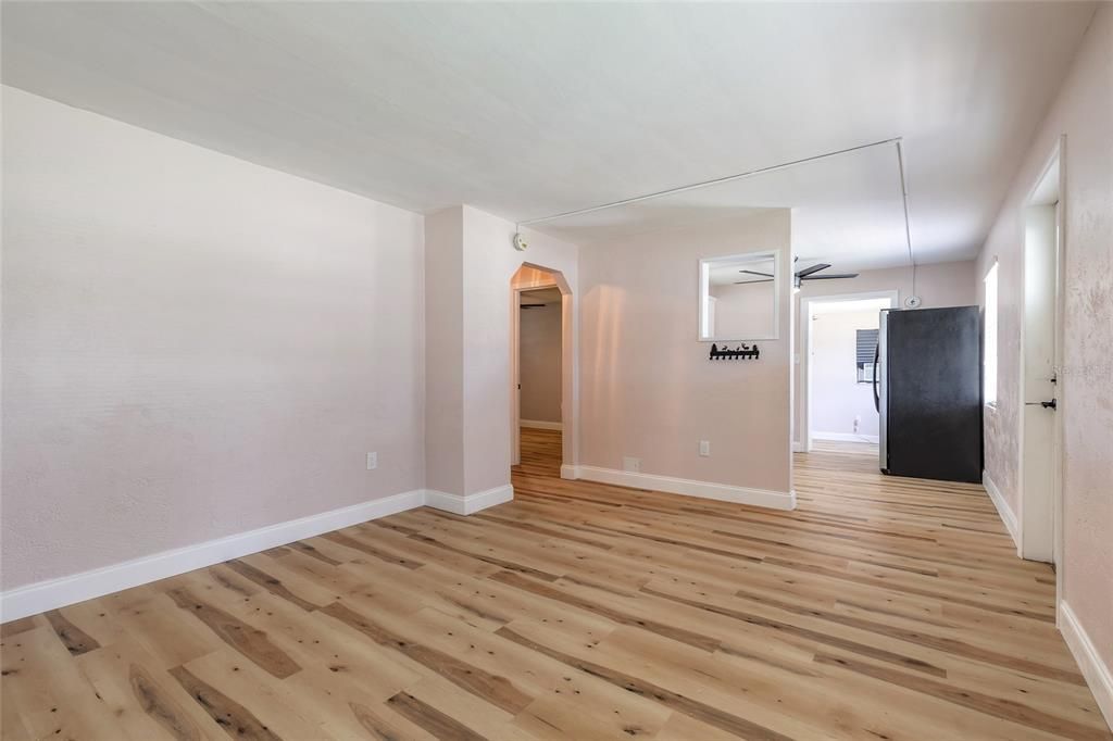 Active With Contract: $175,000 (3 beds, 1 baths, 988 Square Feet)