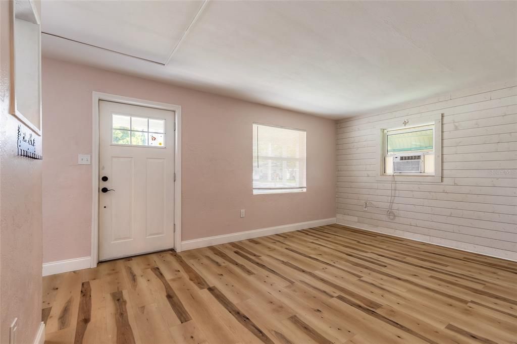 Active With Contract: $175,000 (3 beds, 1 baths, 988 Square Feet)
