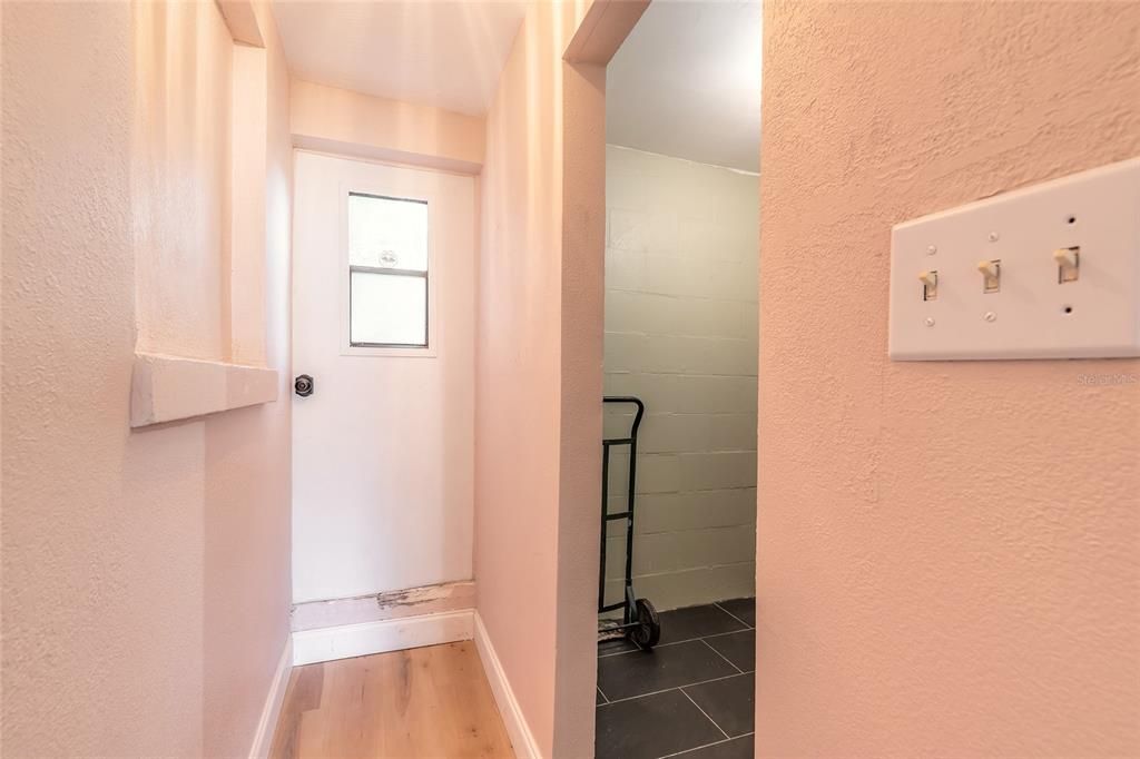 Active With Contract: $175,000 (3 beds, 1 baths, 988 Square Feet)