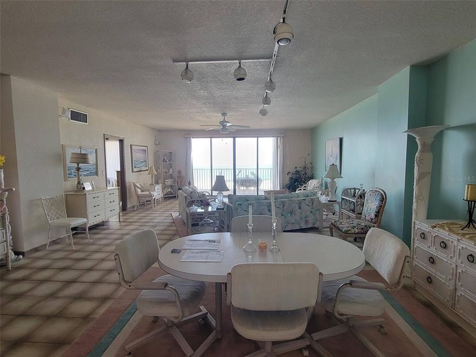 En Venta: $679,000 (2 camas, 2 baños, 1761 Pies cuadrados)