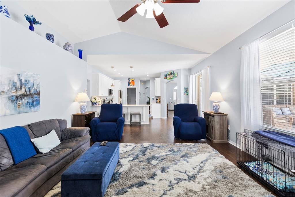 Activo con contrato: $465,000 (4 camas, 3 baños, 2222 Pies cuadrados)