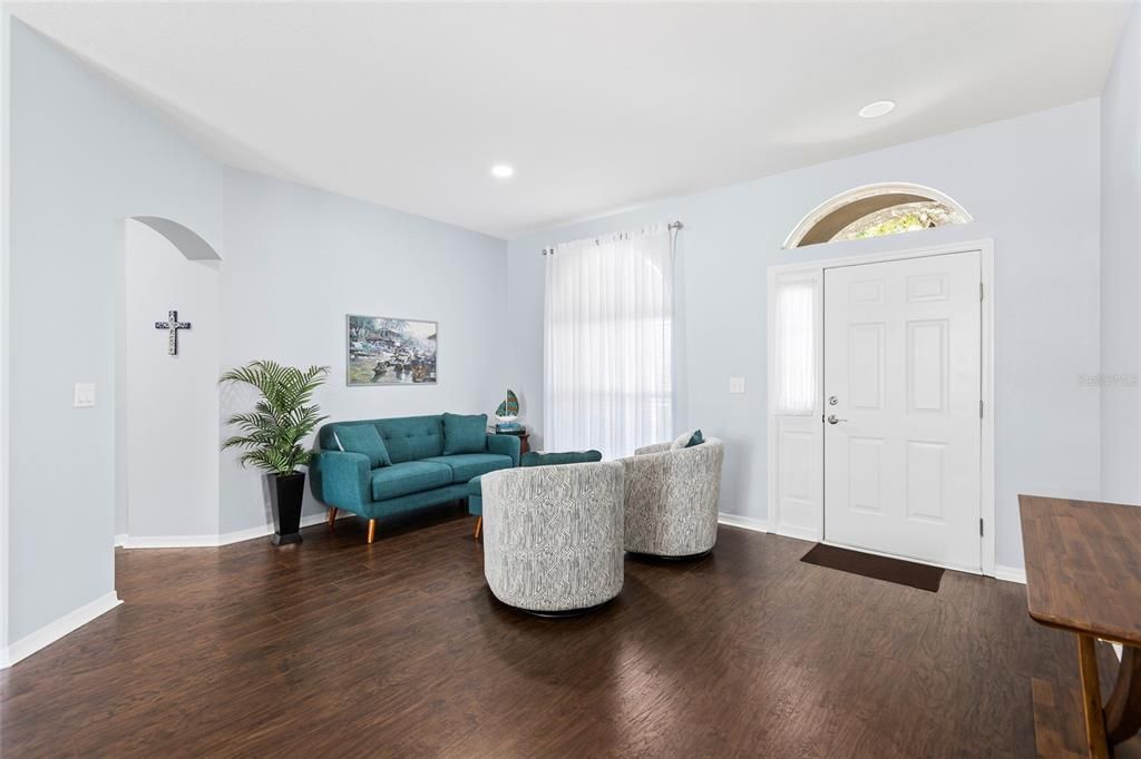Activo con contrato: $465,000 (4 camas, 3 baños, 2222 Pies cuadrados)